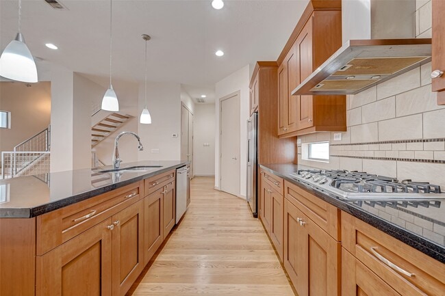 Building Photo - 5315 Lillian St