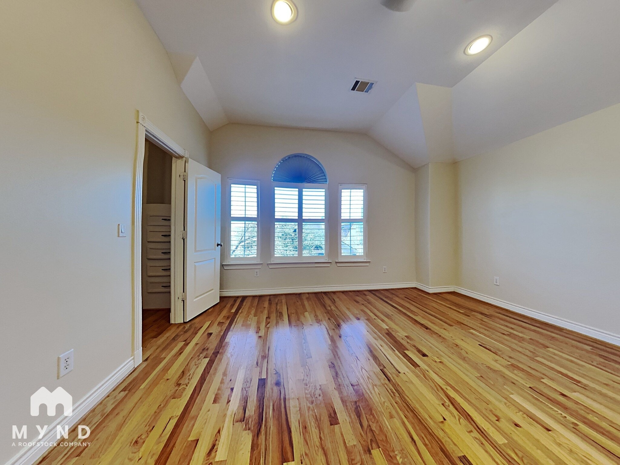 Building Photo - 321 Sandman St