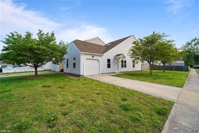 Building Photo - End unit Townhome in the heart of Chesapeake! Available Late July