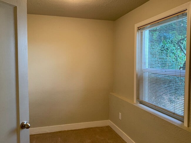 Building Photo - 100 Renton Triplex