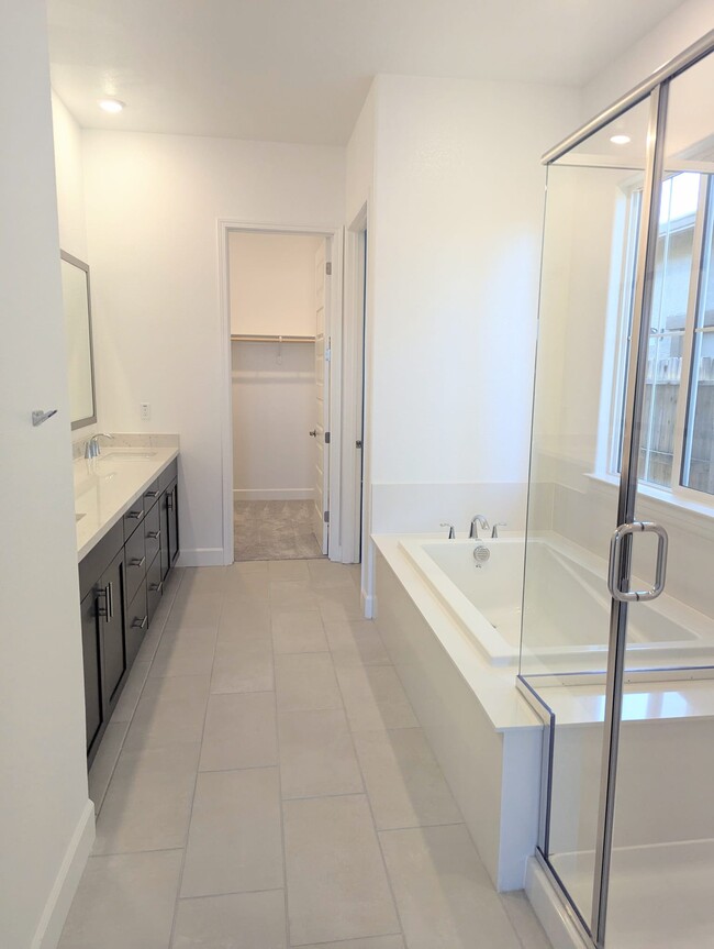 Building Photo - 5069 Brooks Cir