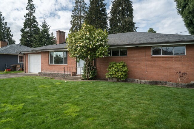 Building Photo - $500 move-in incentive! Awesome 3-bdrm/2-bath duplex in heart of Hillsboro—Laundry hook ups, atta...