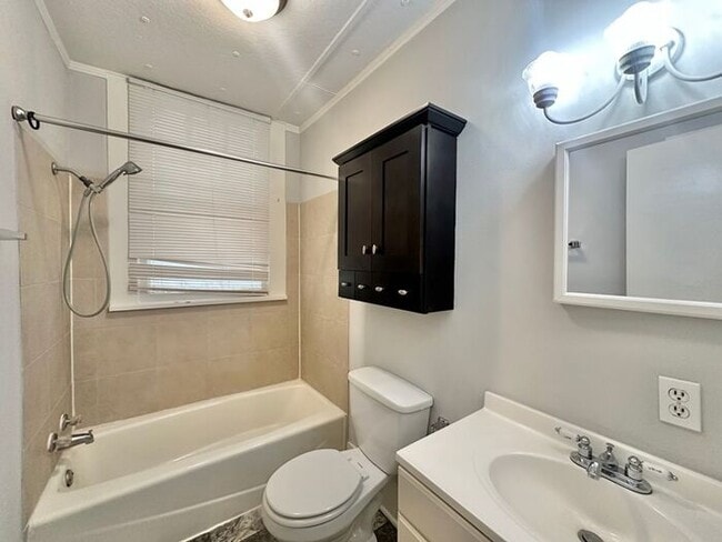 Building Photo - Charming 1-Bedroom Duplex in the Heart of ...