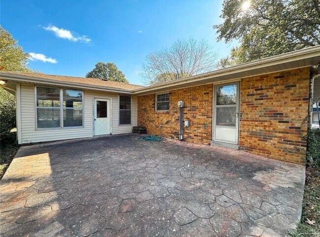 Building Photo - 113 Warrensburg Dr