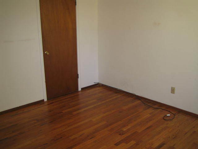 Building Photo - 2 bedroom 1 bath Cute home and Large Backy...