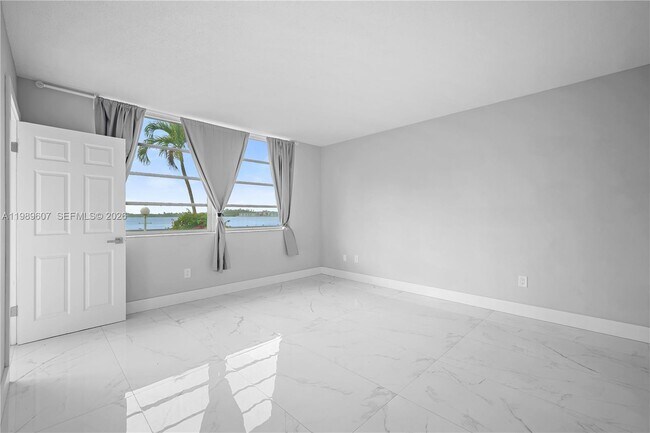 Building Photo - 18601 NE 14th Ave