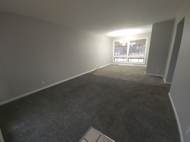 Building Photo - Charming & Comfortable Home in North County St. Louis