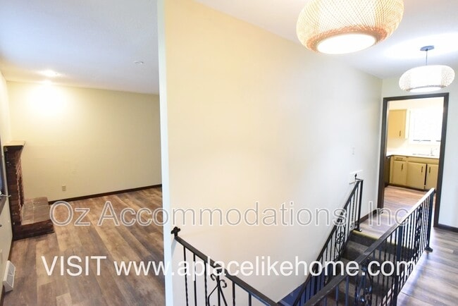 Building Photo - 608 E 78th St