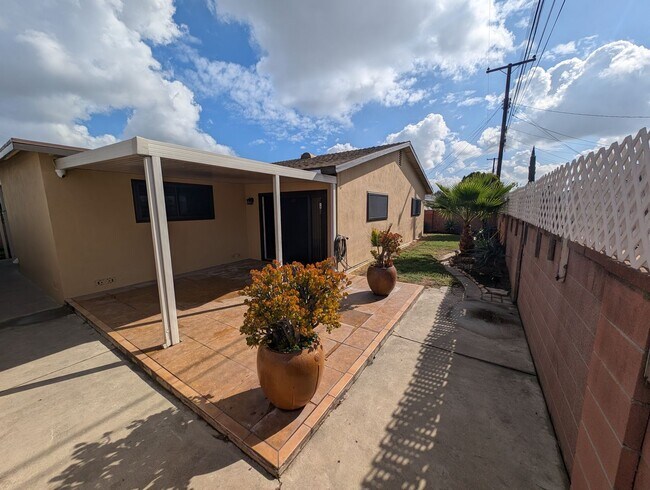 Building Photo - 748 W Gage Ave