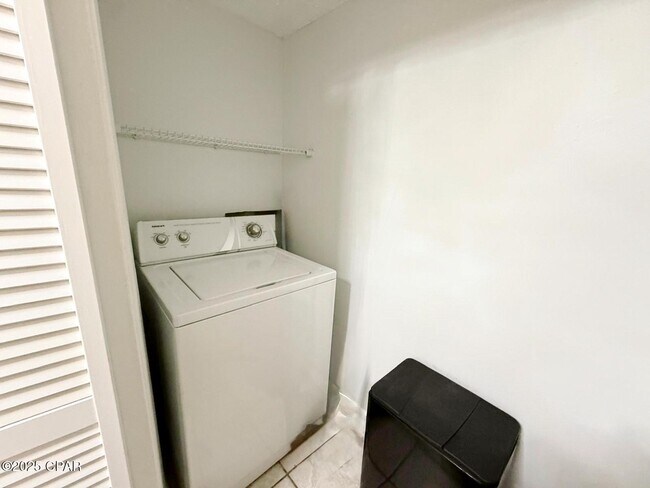 Building Photo - 4113 Holiday Dr