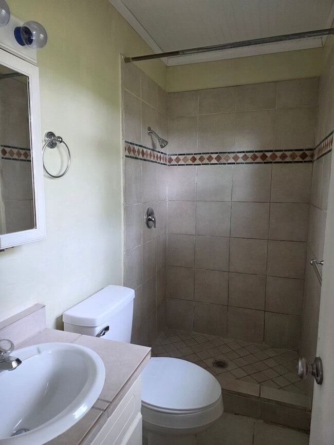 Building Photo - Charming Greenville House on Acre lot