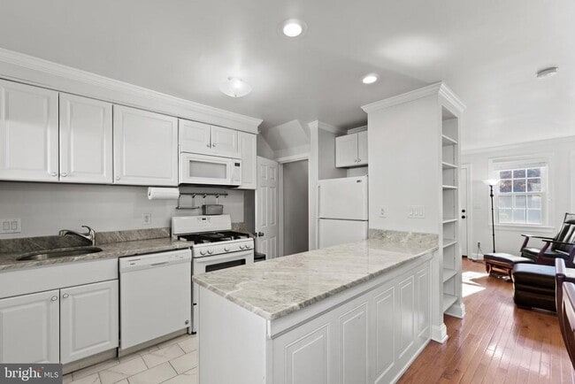 Building Photo - 510 E Nelson Ave