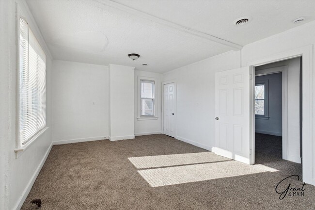 Building Photo - 2 bedroom $1200