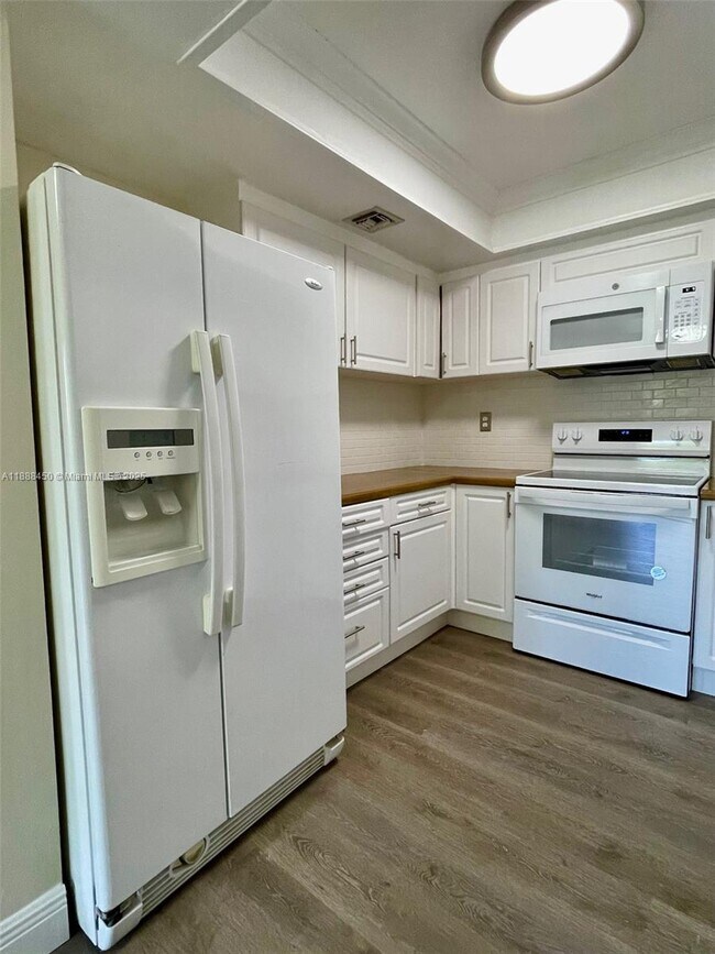 Building Photo - 9015 SW 125th Ave