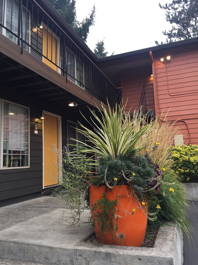 Building Photo - 729 SE 29th Ave