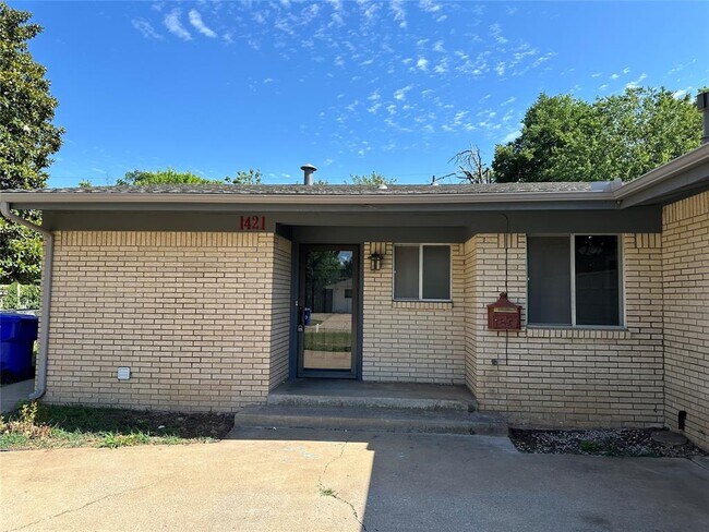Building Photo - 1421 Aladdin St
