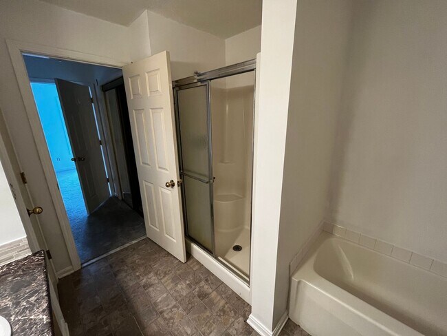 Building Photo - 3 Story Townhome in Prime Location