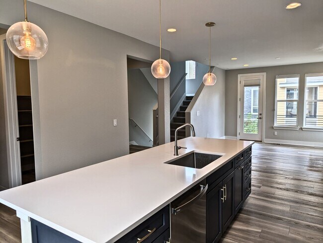 Building Photo - Beautiful 2 Bed + Office + 2.5 Bath home i...