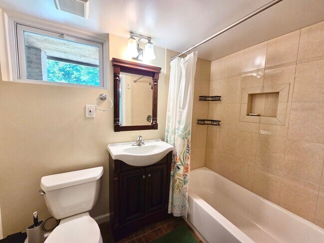 Building Photo - Lovely 4 BR/2 BA Single-Family Home in Sil...