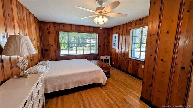 Building Photo - 1097 NE Kubin Ave