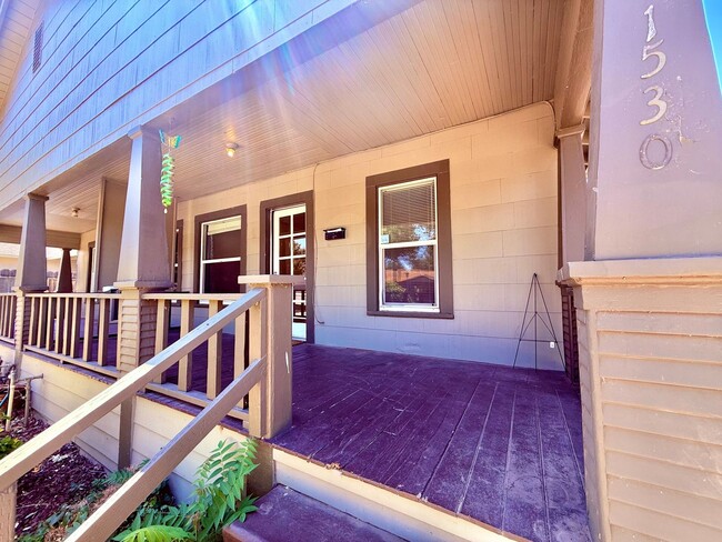 Building Photo - Charming 2-bedroom, 1-bathroom Duplex Loca...