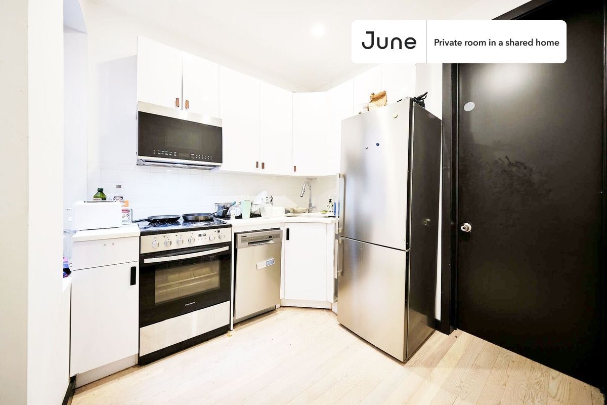 Building Photo - Room in Shared 3 bed/3 bath home