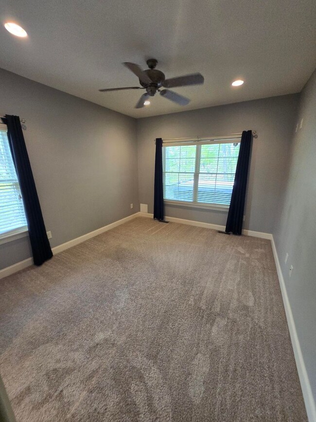 Building Photo - Luxury 4-Bedroom Home with Outdoor Oasis i...