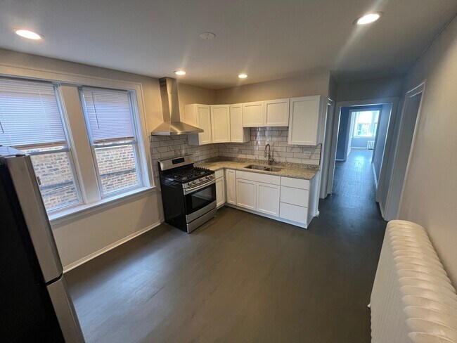 Building Photo - 5115 S California Ave