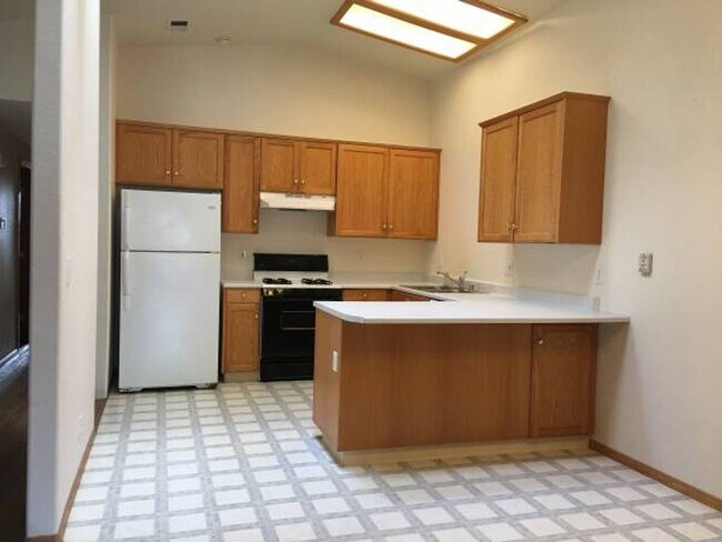 Building Photo - Lovely 3-Bedroom Duplex for Rent in McKinl...