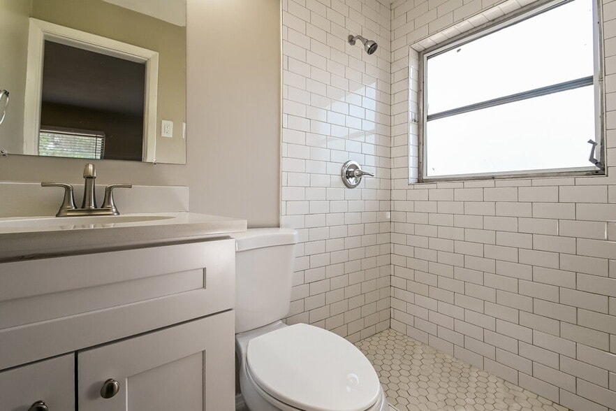 Building Photo - 712 Canterbury Rd