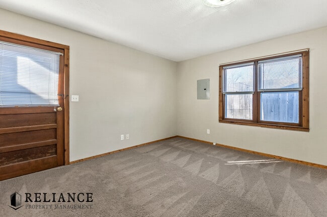 Building Photo - 615 N Doris St