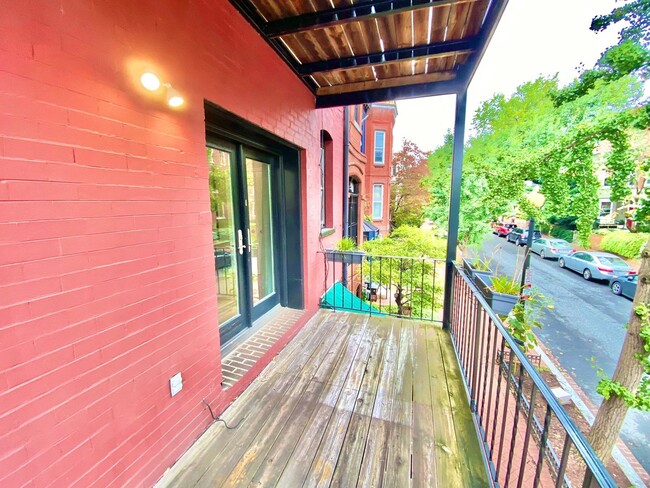 Building Photo - Logan/Dupont 1BR 1BA unit with hardwood fl...