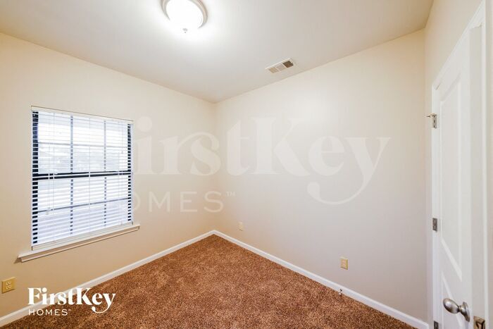 Building Photo - 601 Enclave Ln