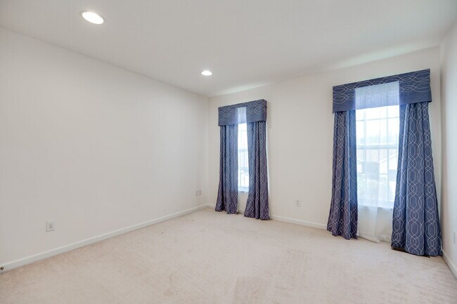 Building Photo - 2233 Oakbrook Blvd