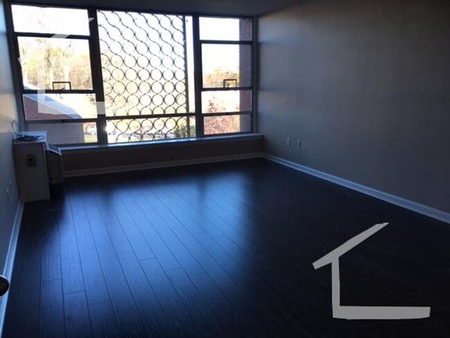 Building Photo - Huge 1 bed in Chestnut Hill