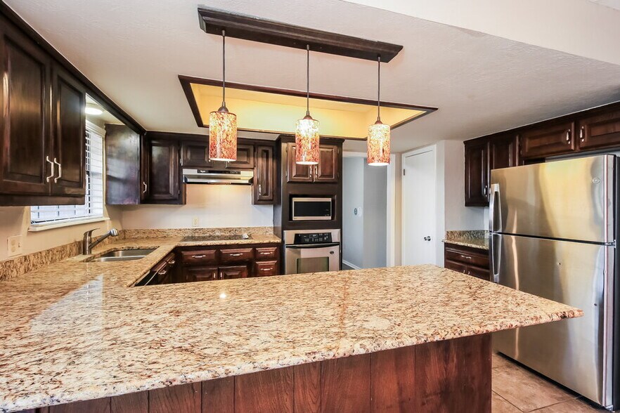 Building Photo - 2917 Greenfield Dr