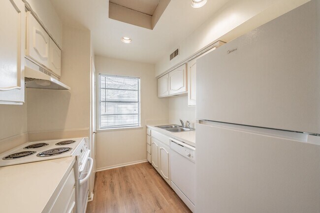 Building Photo - Updated Two Bedroom and One and Half Bathrooms apartment upstairs in the Cultural District!