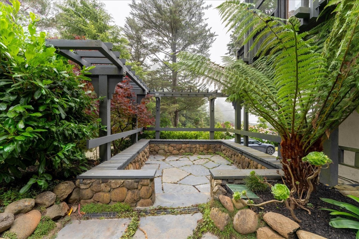 Building Photo - 473 Panoramic Hwy