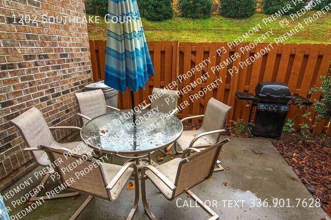 Building Photo - 1202 Southlake Ct