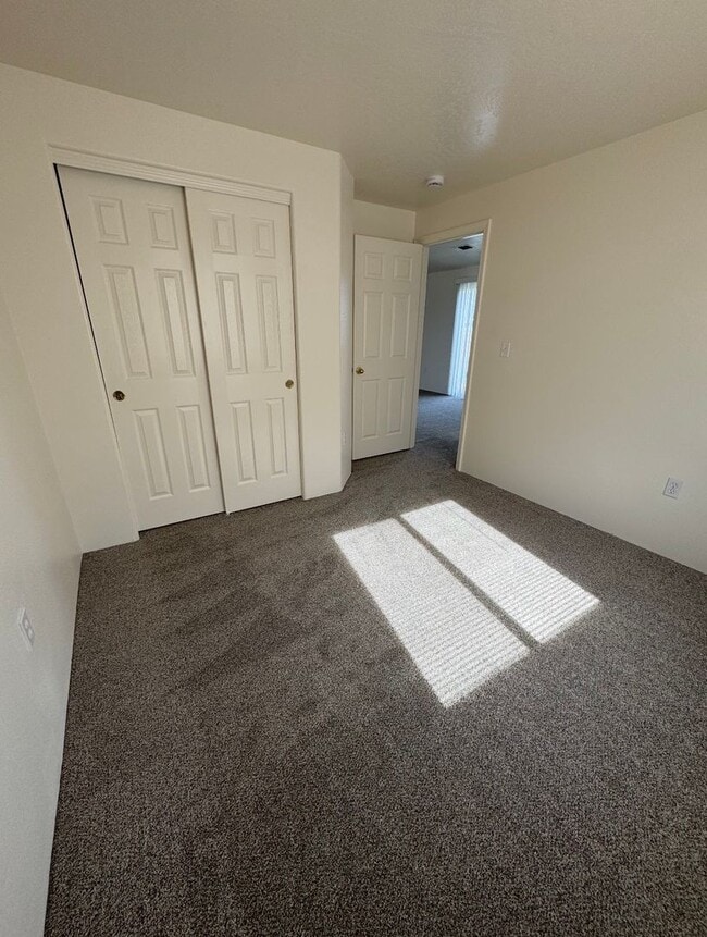 Building Photo - Beautiful 3 bedroom 2 bathroom home with new range, paint and carpet available soon!