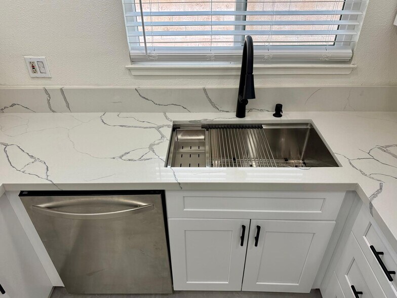 Building Photo - 251 E Heather St