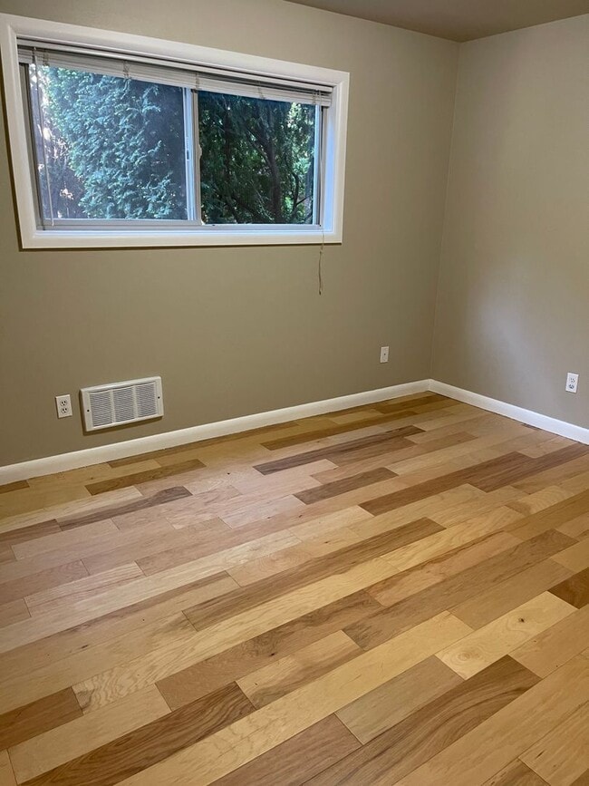 Building Photo - Location, Location!! Spacious Condo on Low...