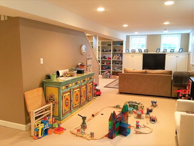 Building Photo - Miraculous & Palatial 5 Bedroom 3.5 Bathro...