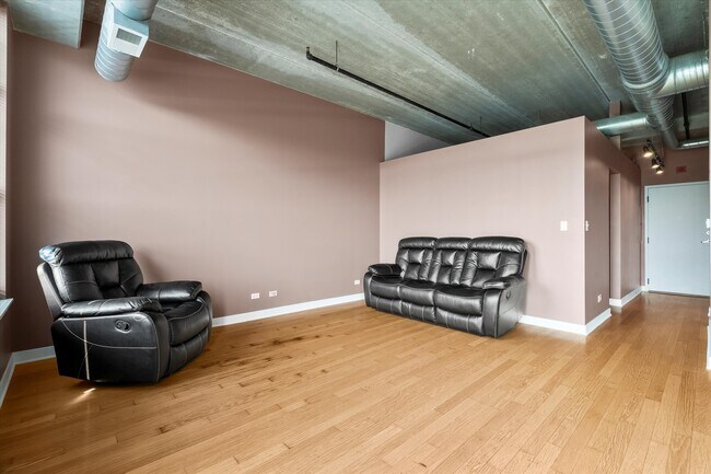 Building Photo - 833 W 15th Pl