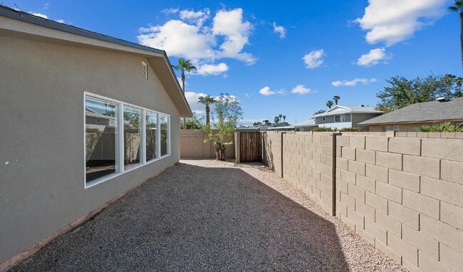 Building Photo - 1720 E Hermosa Dr