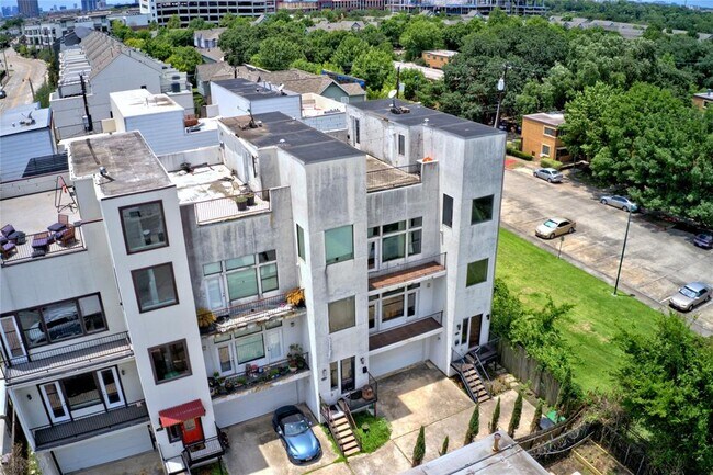 Primary Photo - 1128 W Dallas St