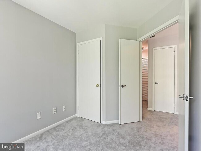 Building Photo - 303 Trinity Ct