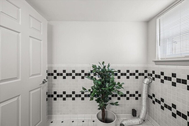 Building Photo - 9121 Potomac Dr