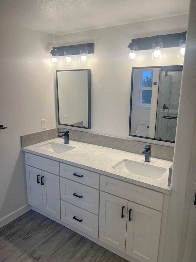 Building Photo - Beautiful West Linn Home in a Quiet, Desirable Neighborhood