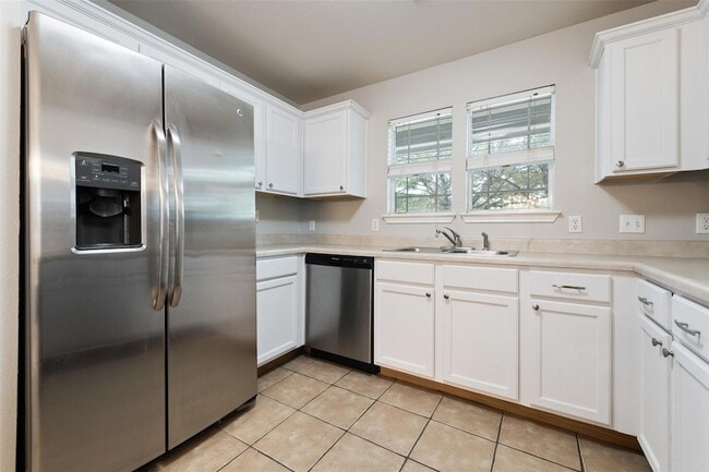 Building Photo - 2224 Bluffstone Dr